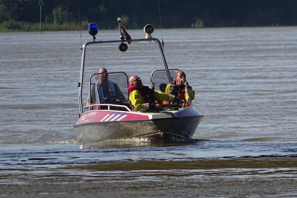 Binnenvaartschip verliest auto en stuurhut na aanvaring met brug