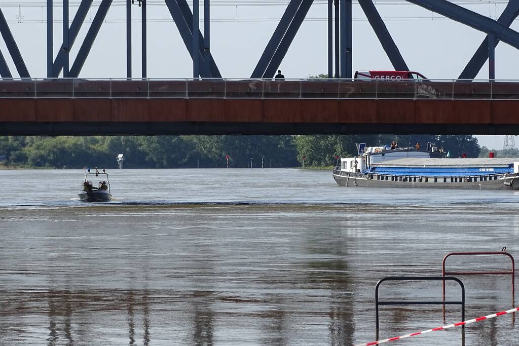 Binnenvaartschip verliest auto en stuurhut na aanvaring met brug