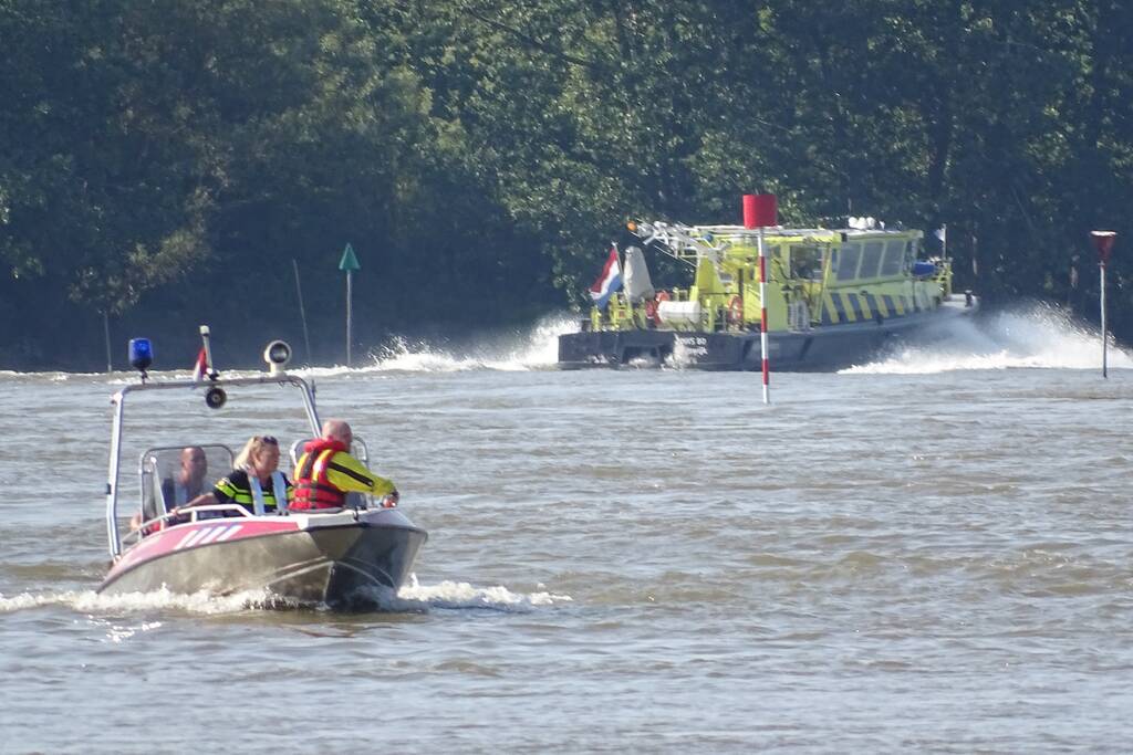 Binnenvaartschip verliest auto en stuurhut na aanvaring met brug