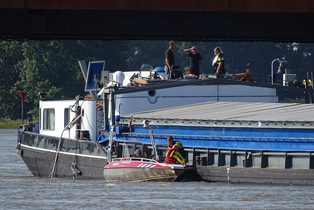 Binnenvaartschip verliest auto en stuurhut na aanvaring met brug