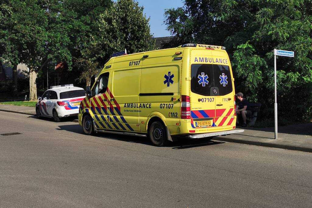 Man geboeid uit woning gehaald