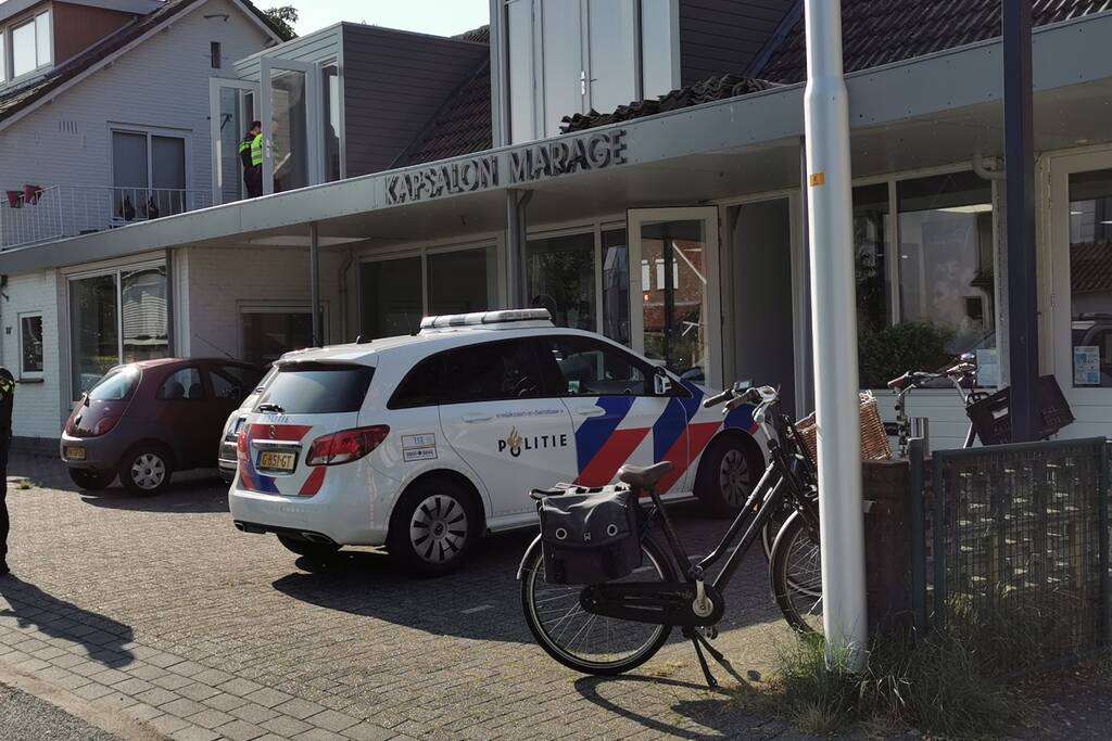 Man geboeid uit woning gehaald
