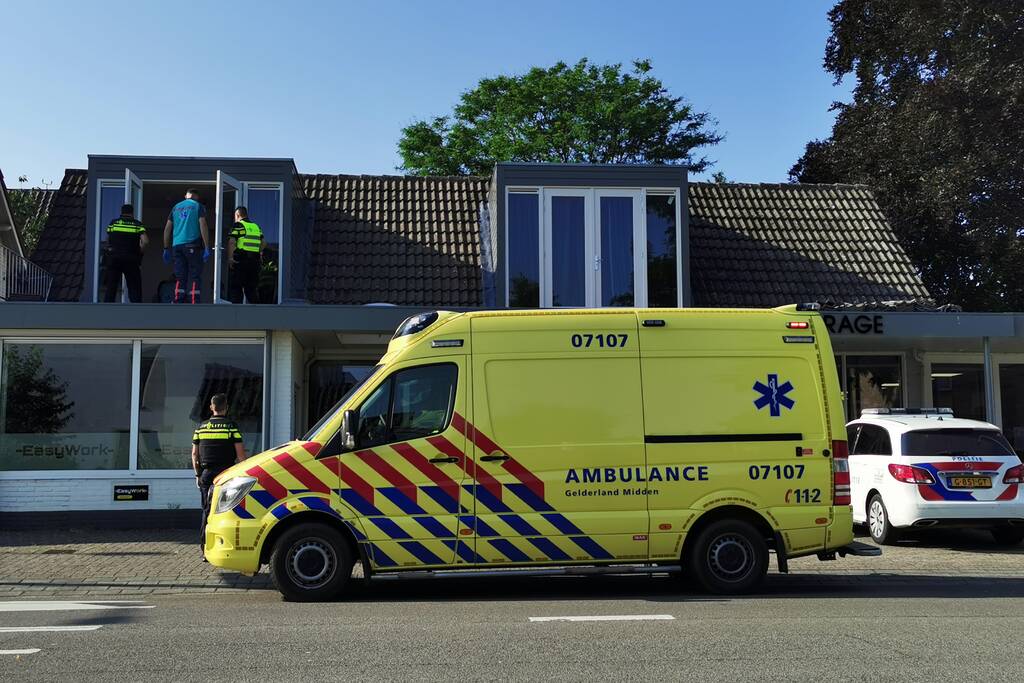 Man geboeid uit woning gehaald
