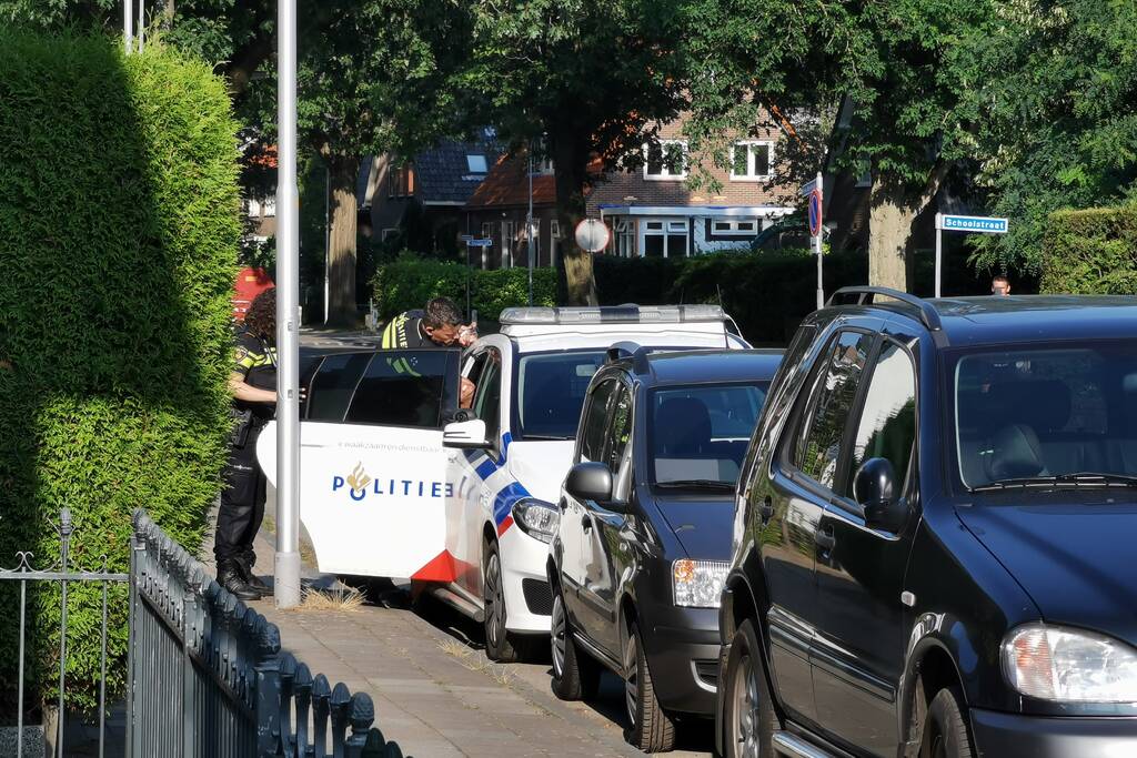 Man geboeid uit woning gehaald