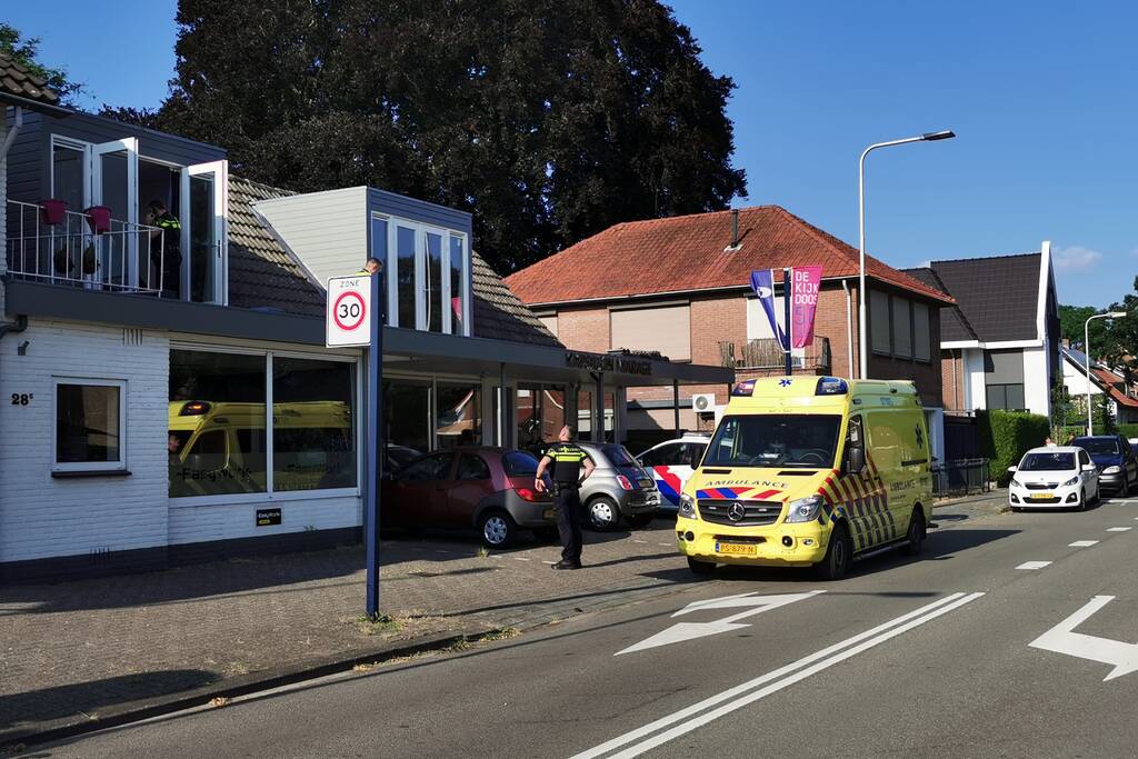 Man geboeid uit woning gehaald
