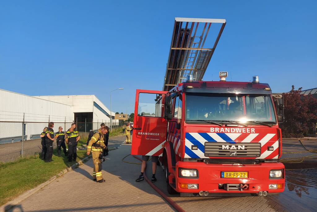 Brand in dak van bedrijfspand
