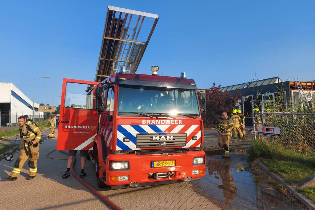 Brand in dak van bedrijfspand