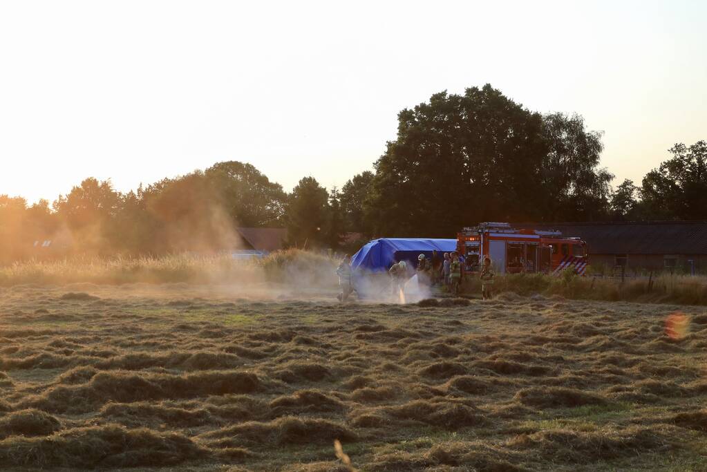 Enorme rookwolken door brand in gemaaid gras