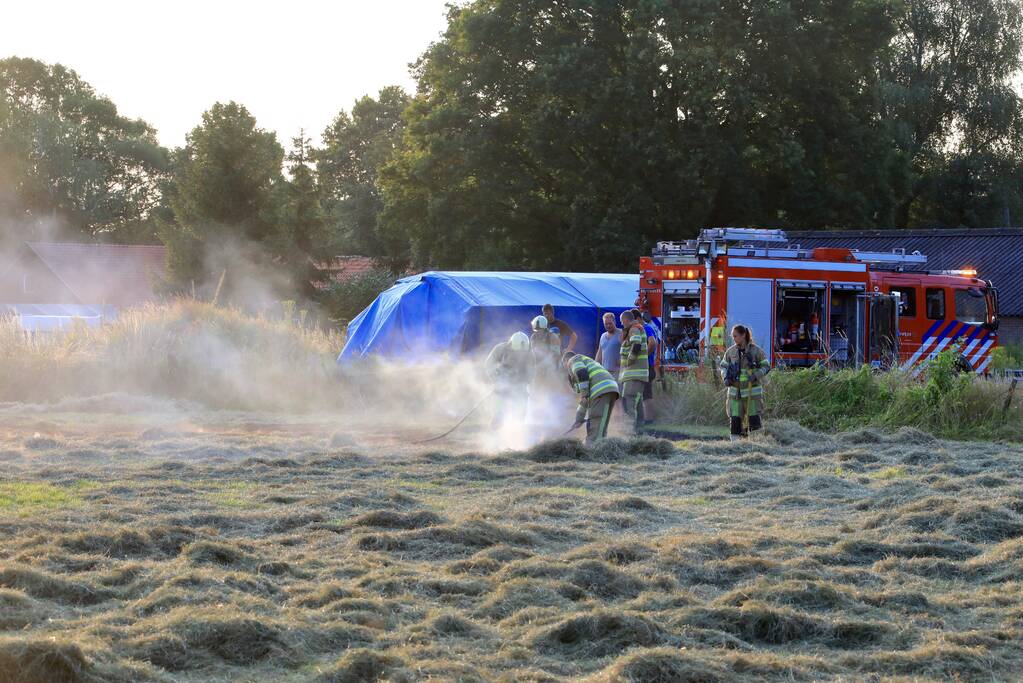 Enorme rookwolken door brand in gemaaid gras
