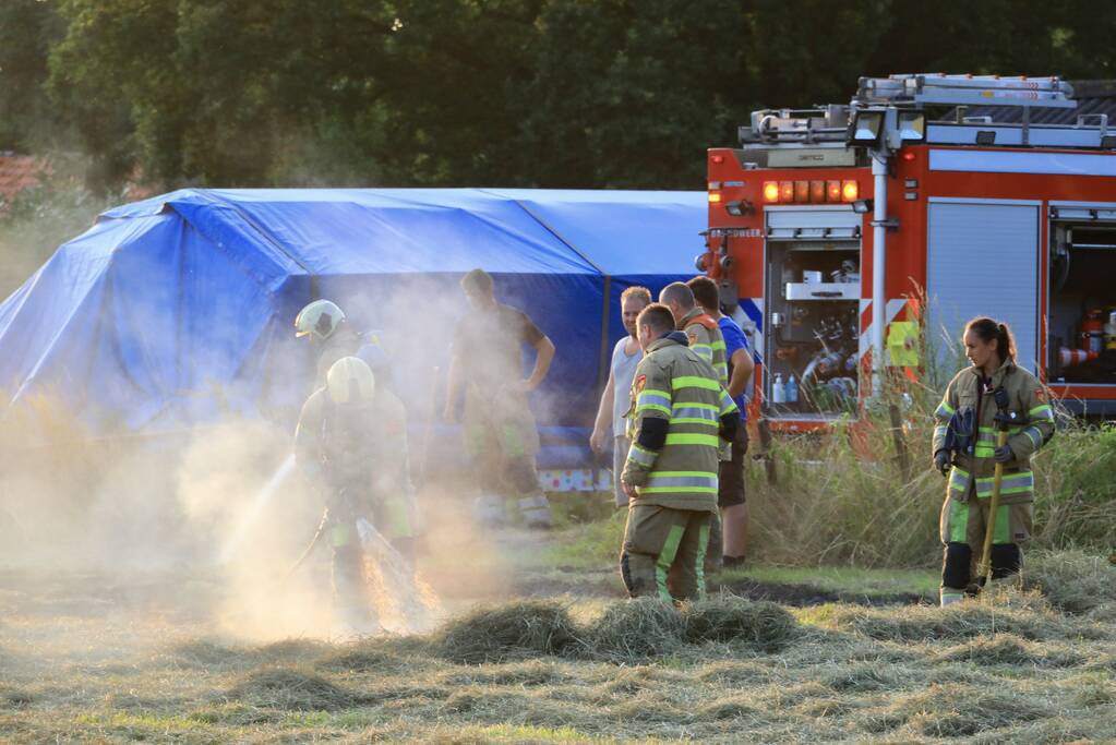 Enorme rookwolken door brand in gemaaid gras