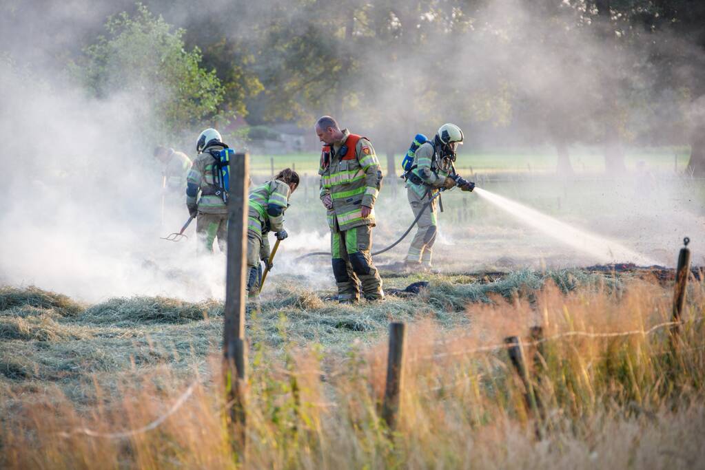 Enorme rookwolken door brand in gemaaid gras