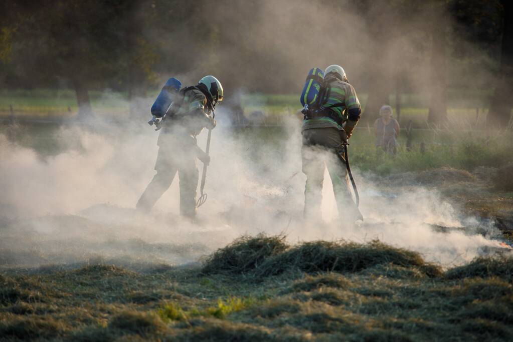 Enorme rookwolken door brand in gemaaid gras
