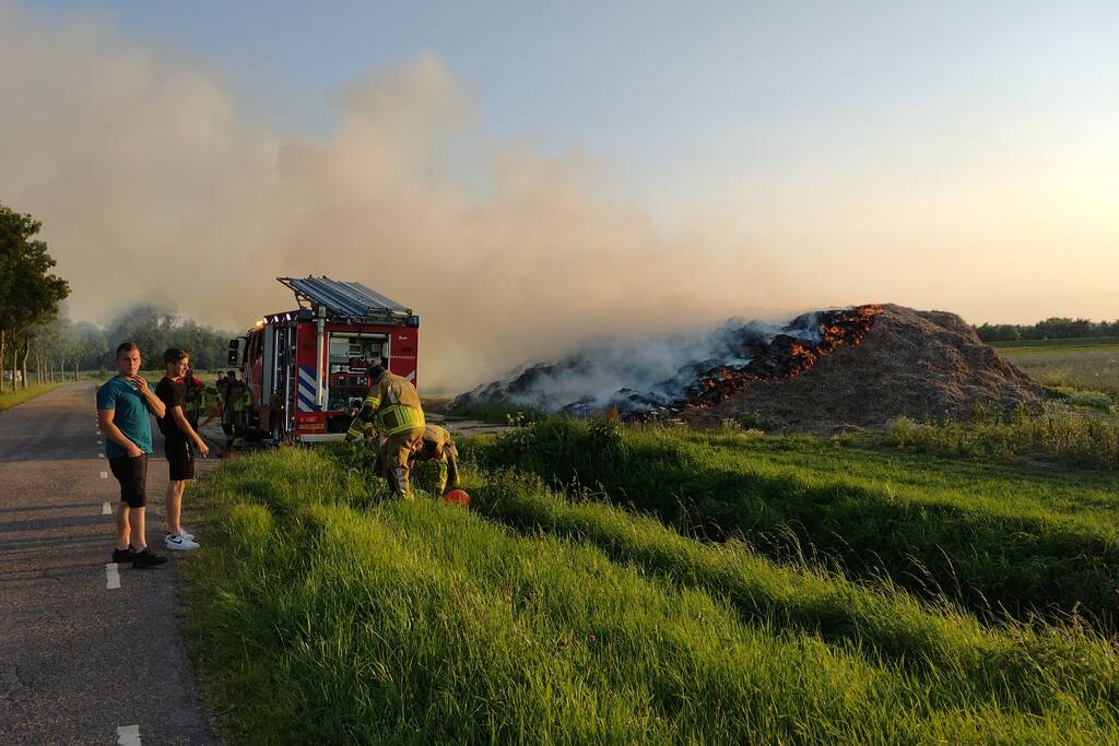 Hevige brand in berg met hooi