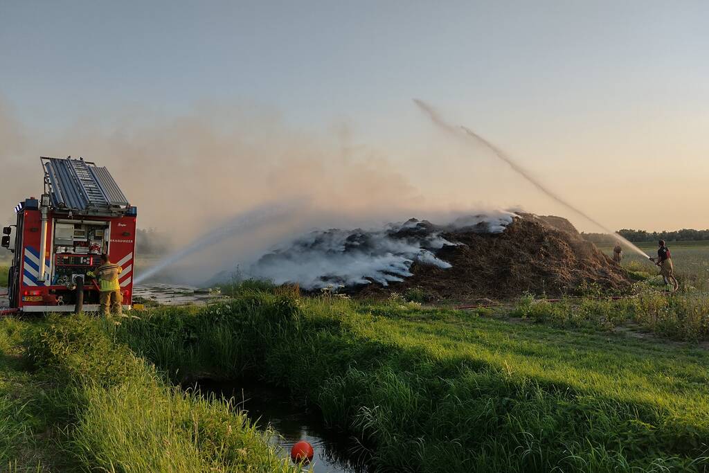 Hevige brand in berg met hooi