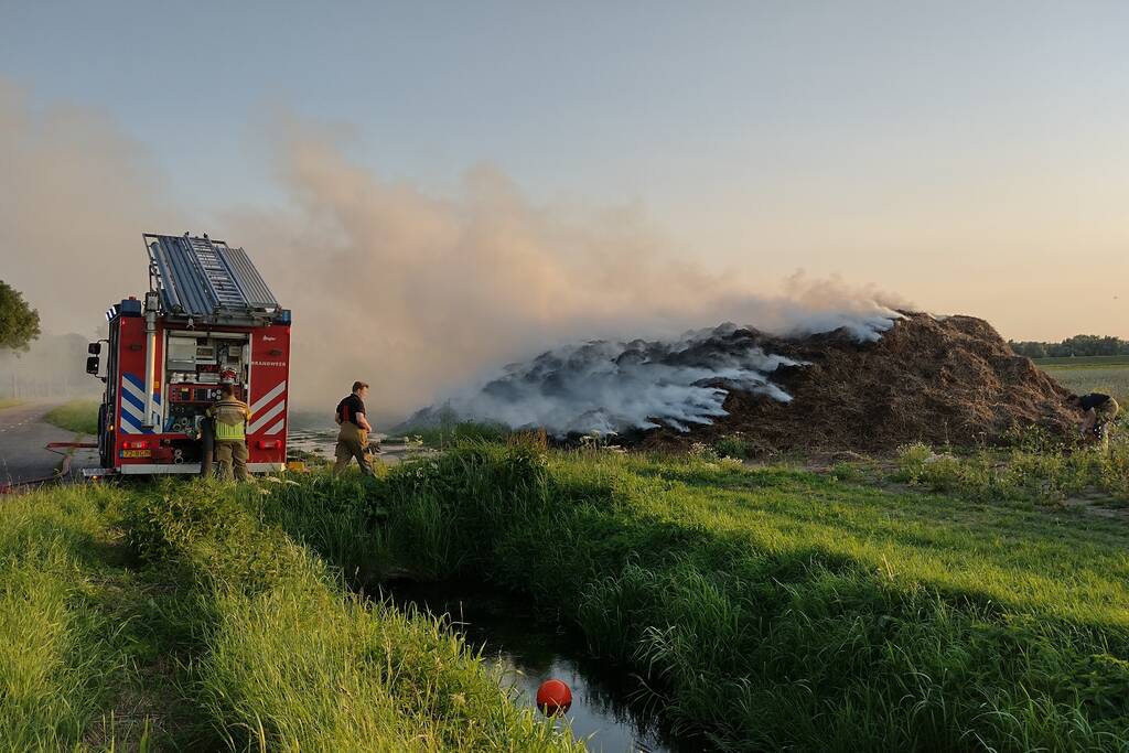 Hevige brand in berg met hooi