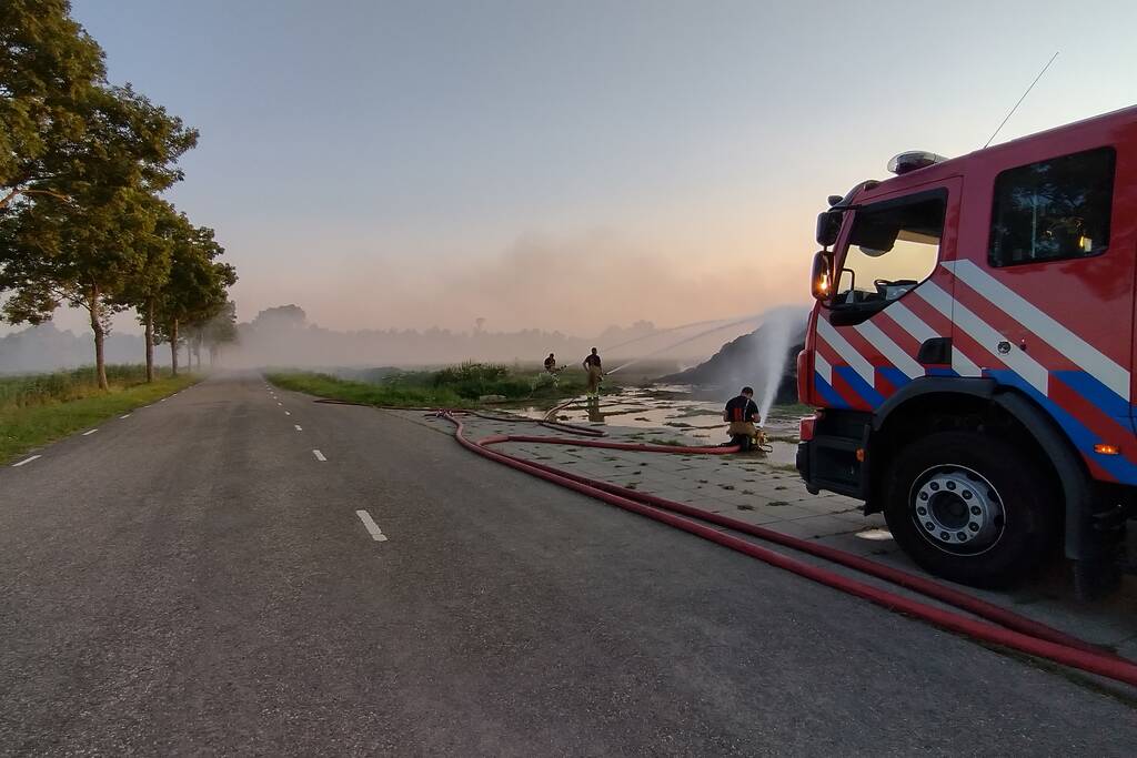 Hevige brand in berg met hooi