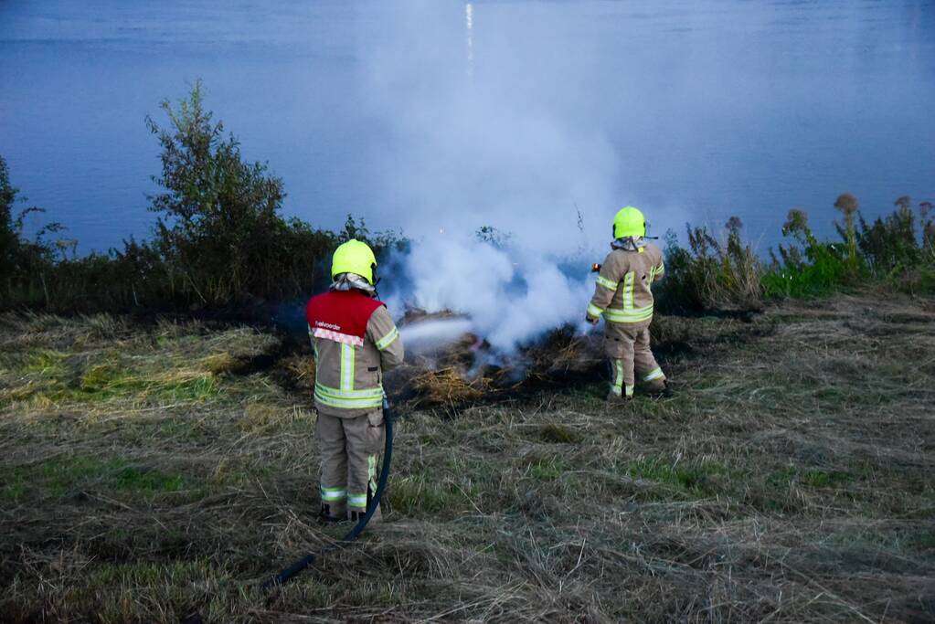 Jongeren steken riet in brand