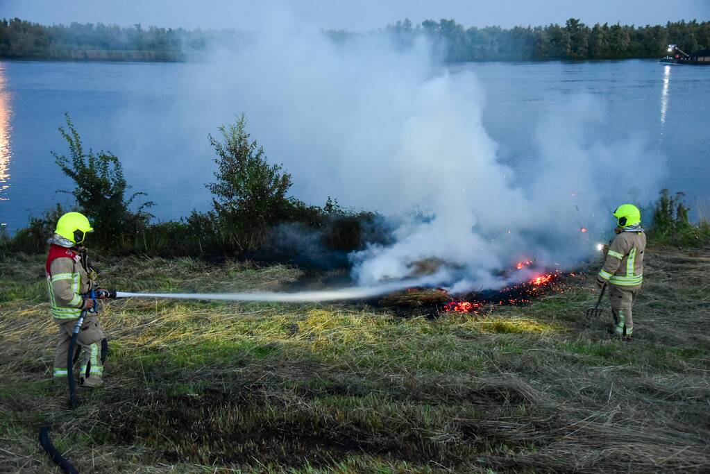 Jongeren steken riet in brand