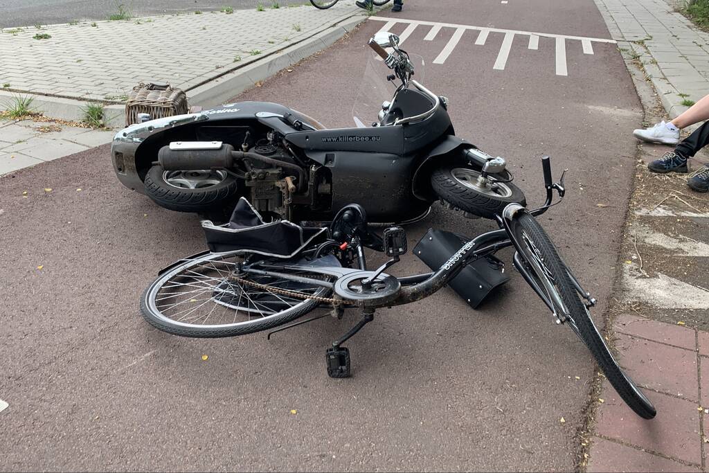 Scooterrijdster en fietsster komen met elkaar in botsing
