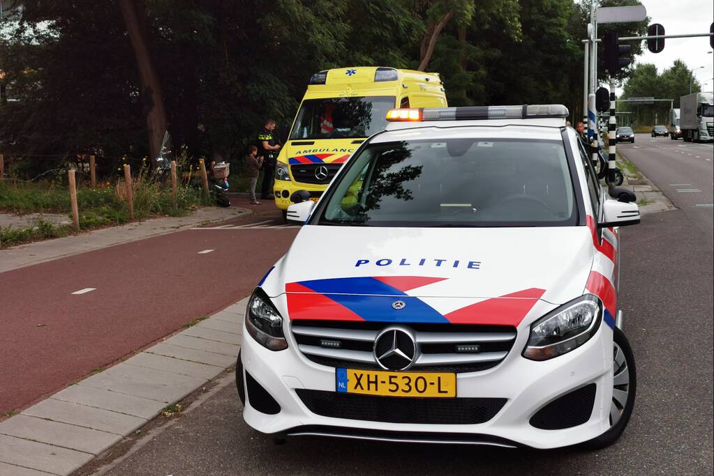Scooterrijdster en fietsster komen met elkaar in botsing