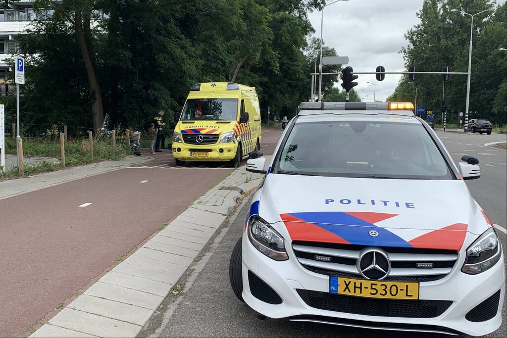 Scooterrijdster en fietsster komen met elkaar in botsing