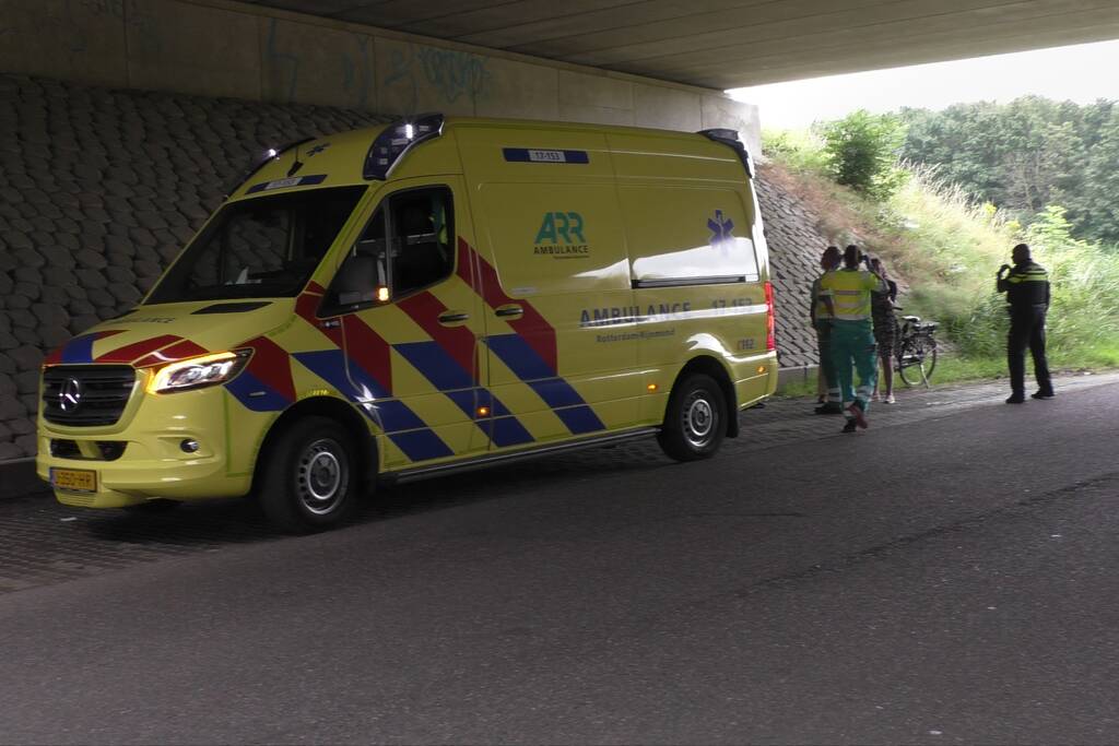 Fietser loopt flinke hoofdwond op bij val