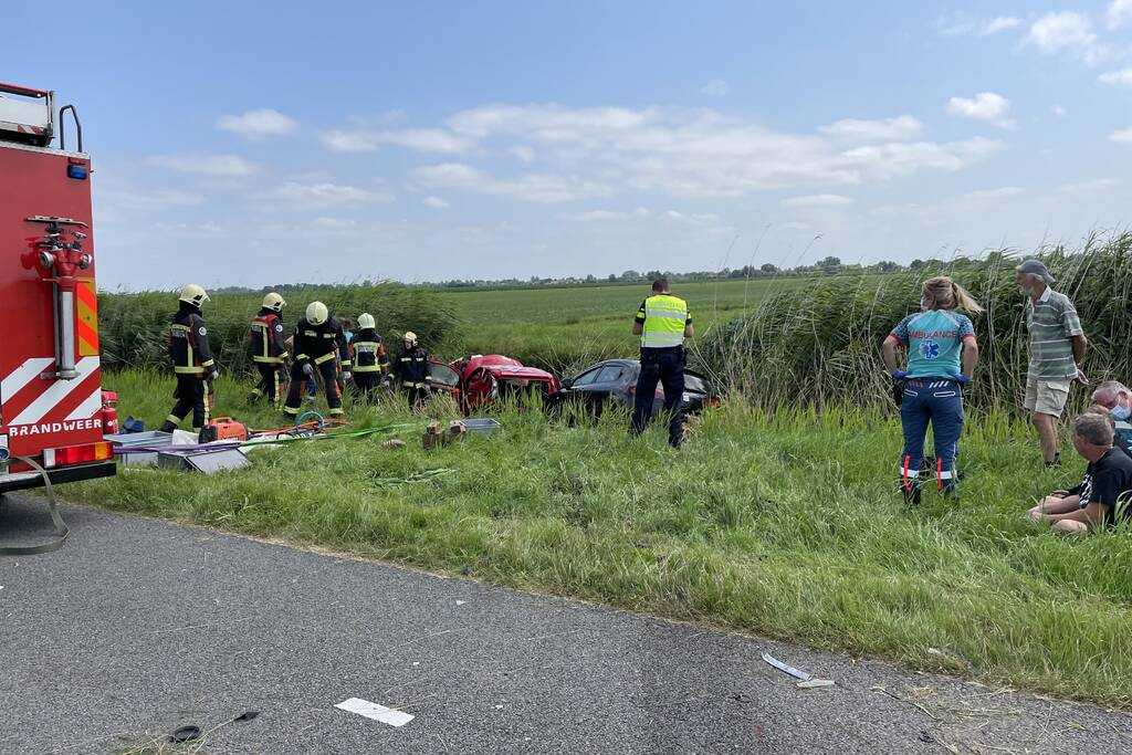Auto's belanden in sloot