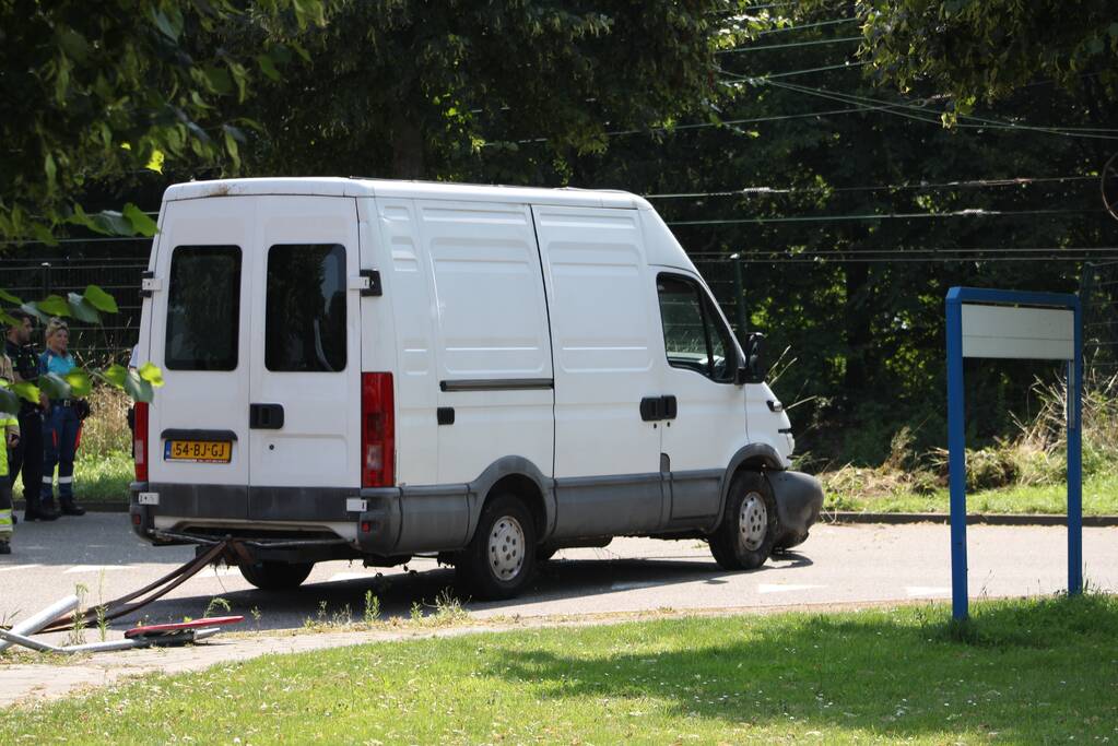 Bestelbus komt tot stilstand gekomen op het spoor