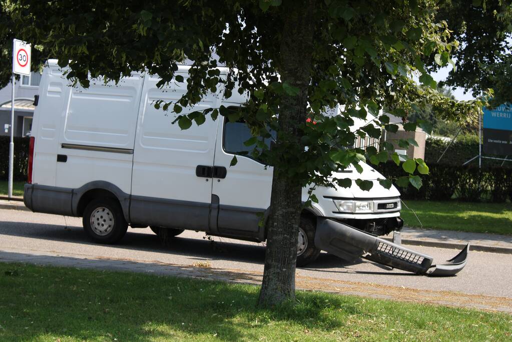 Bestelbus komt tot stilstand gekomen op het spoor