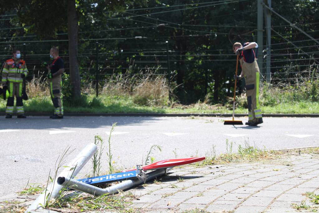 Bestelbus komt tot stilstand gekomen op het spoor