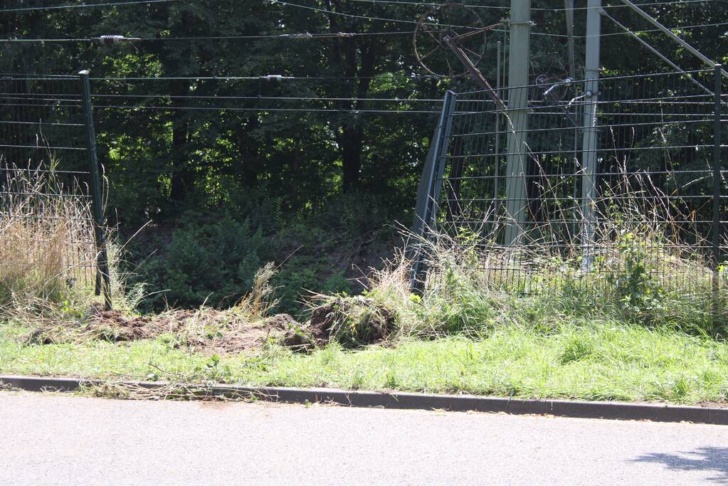 Bestelbus komt tot stilstand gekomen op het spoor