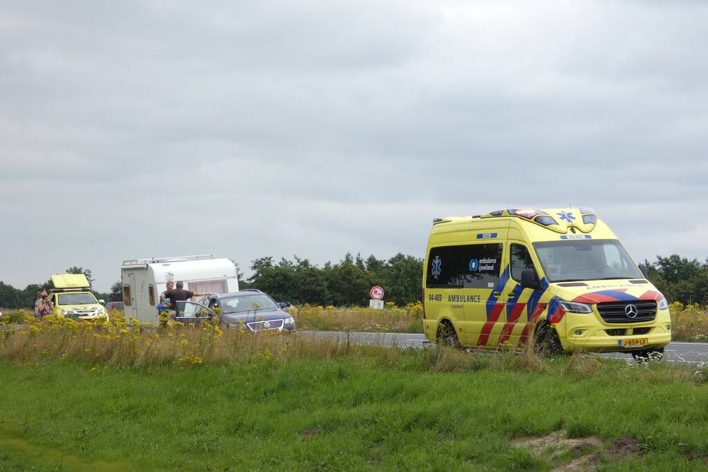 Man en vrouw gestrand na ongeval met caravan
