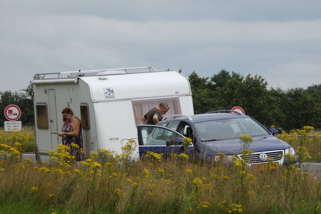 Man en vrouw gestrand na ongeval met caravan