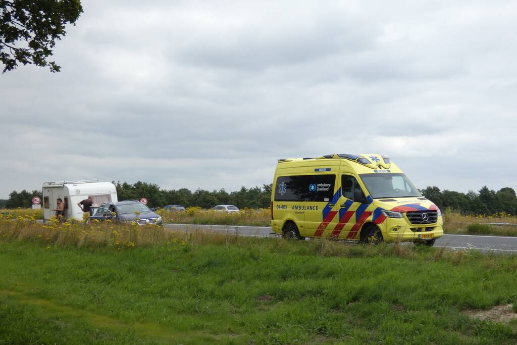 Man en vrouw gestrand na ongeval met caravan