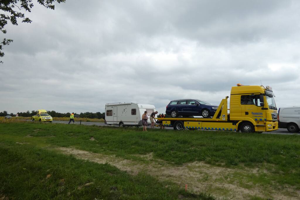 Man en vrouw gestrand na ongeval met caravan