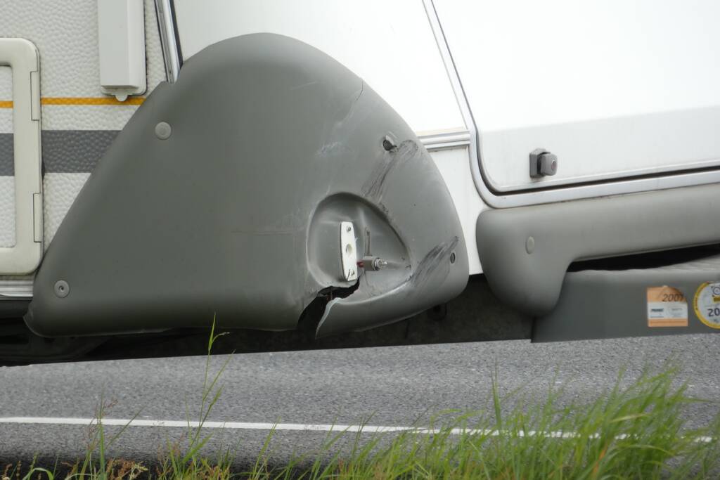 Man en vrouw gestrand na ongeval met caravan
