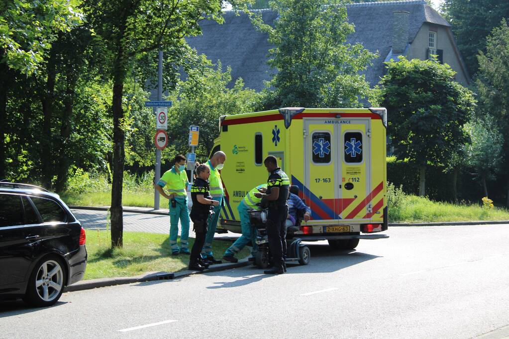 Personenauto komt in botsing met scootmobiel