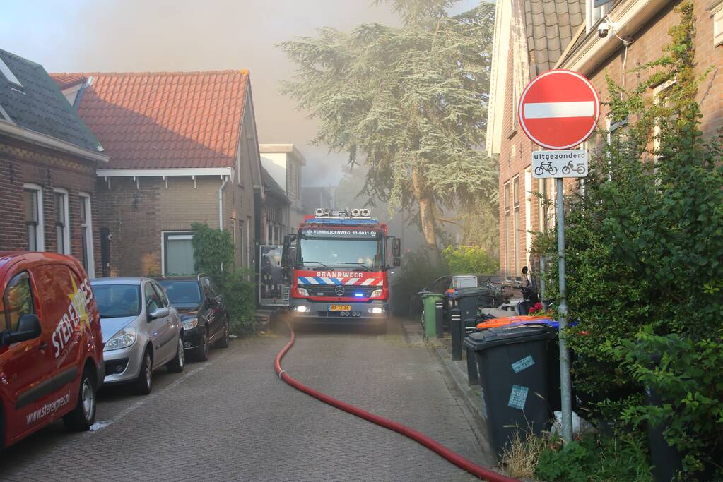 Enorme rookwolken bij brand in woning