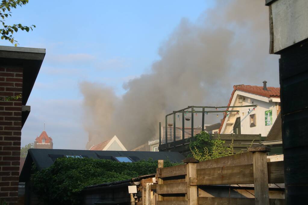 Enorme rookwolken bij brand in woning
