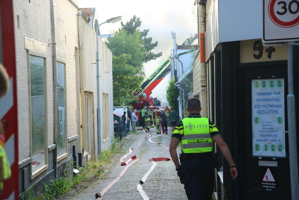 Enorme rookwolken bij brand in woning