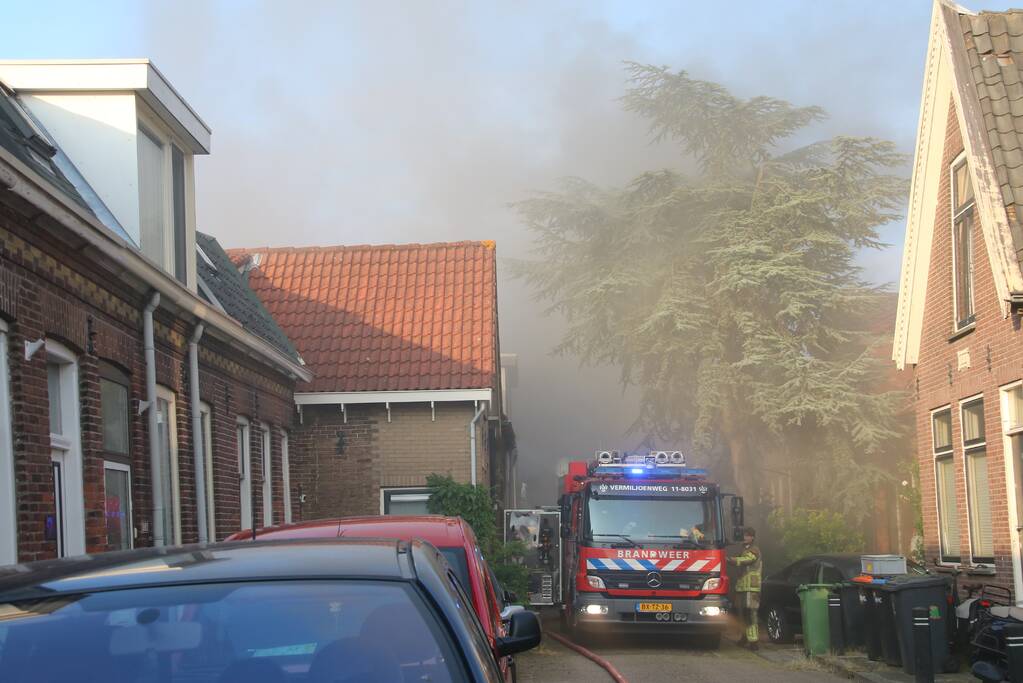 Enorme rookwolken bij brand in woning