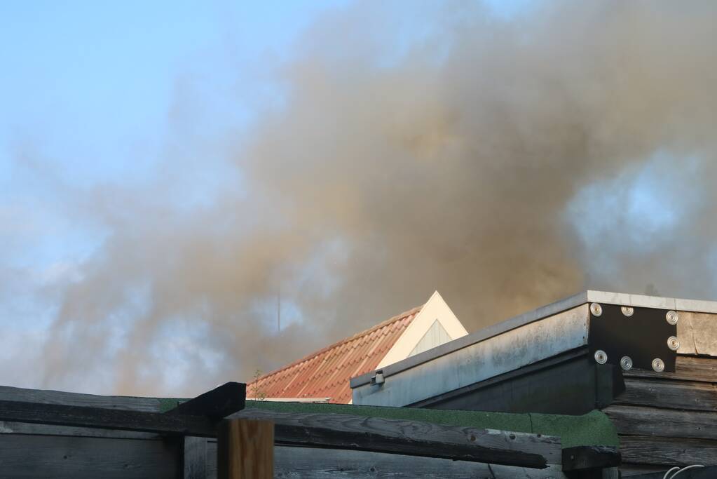 Enorme rookwolken bij brand in woning