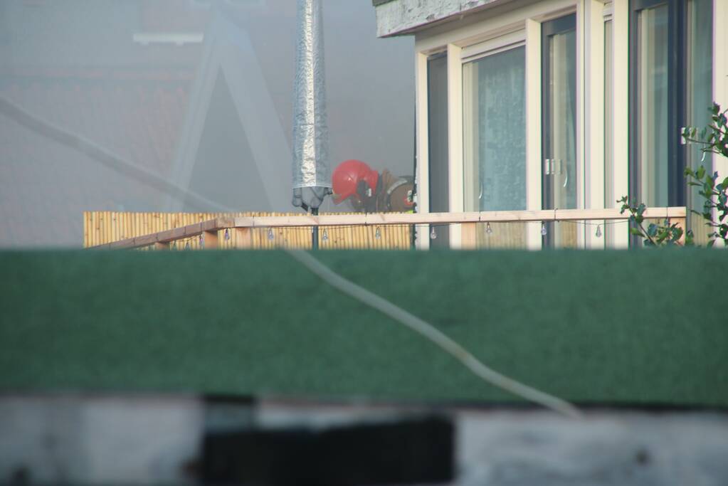 Enorme rookwolken bij brand in woning