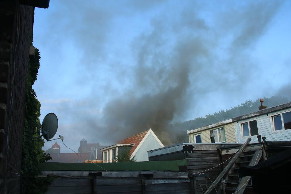 Enorme rookwolken bij brand in woning