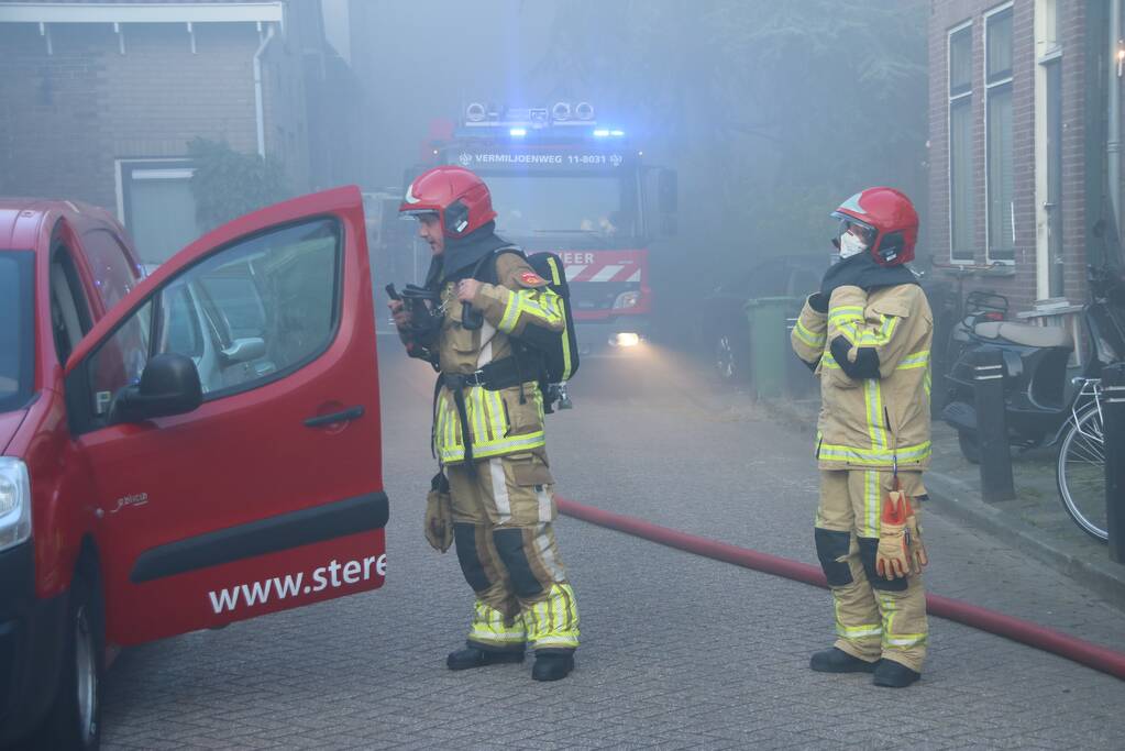 Enorme rookwolken bij brand in woning