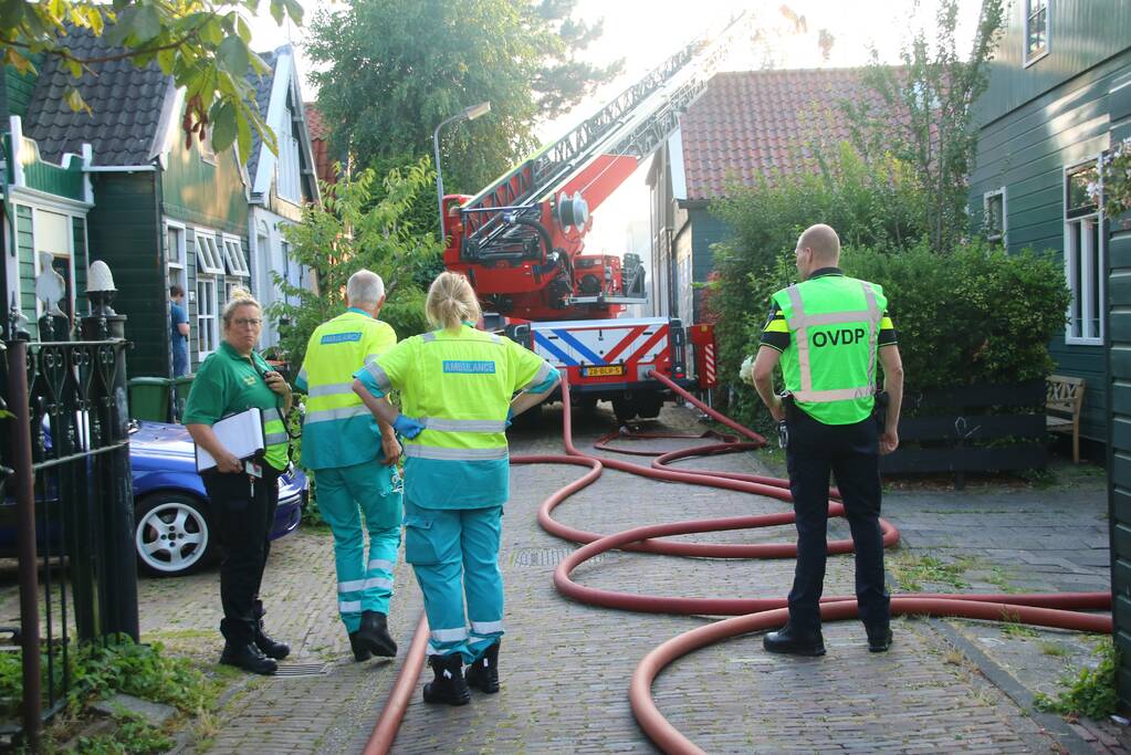 Enorme rookwolken bij brand in woning