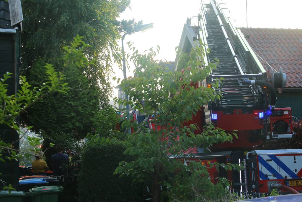 Enorme rookwolken bij brand in woning