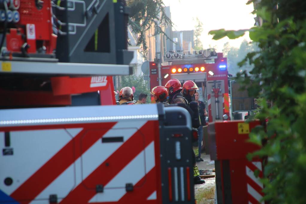 Enorme rookwolken bij brand in woning