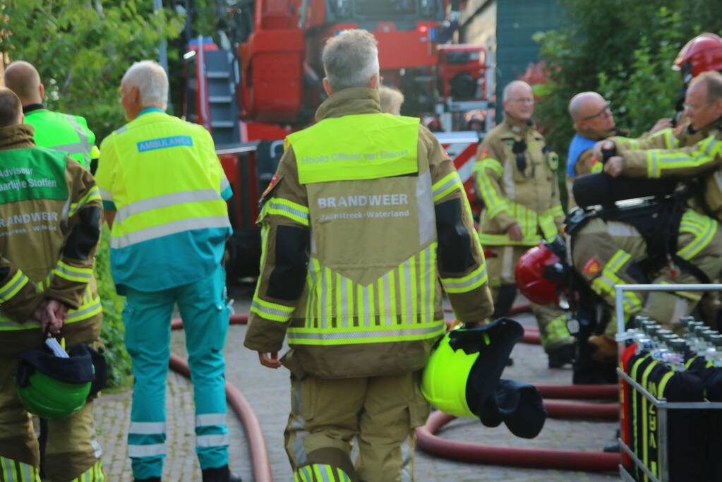 Enorme rookwolken bij brand in woning