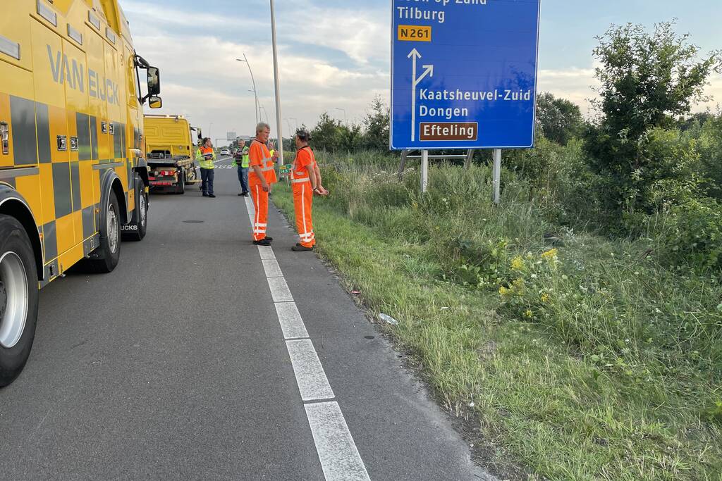 Auto komt tot stilstand in struikgewas